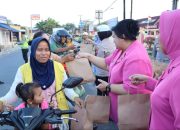 Berbagi di Bulan Suci Ramadhan, Polresta Deli Serdang bagi Takjil Kepada Pengguna Jalan