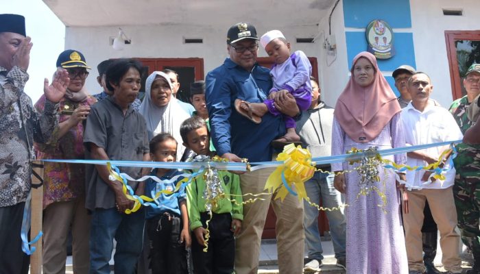 Bedah Rumah Selesai, Bupati Deli Serdang Serahkan Kunci dan Sertifikat Tanah Warga di Dua Kecamatan