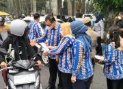 Peduli Kesehatan Warga di Tengah Kabut Asap, Bupati Deli Serdang Bagikan Masker kepada Pengguna Jalan